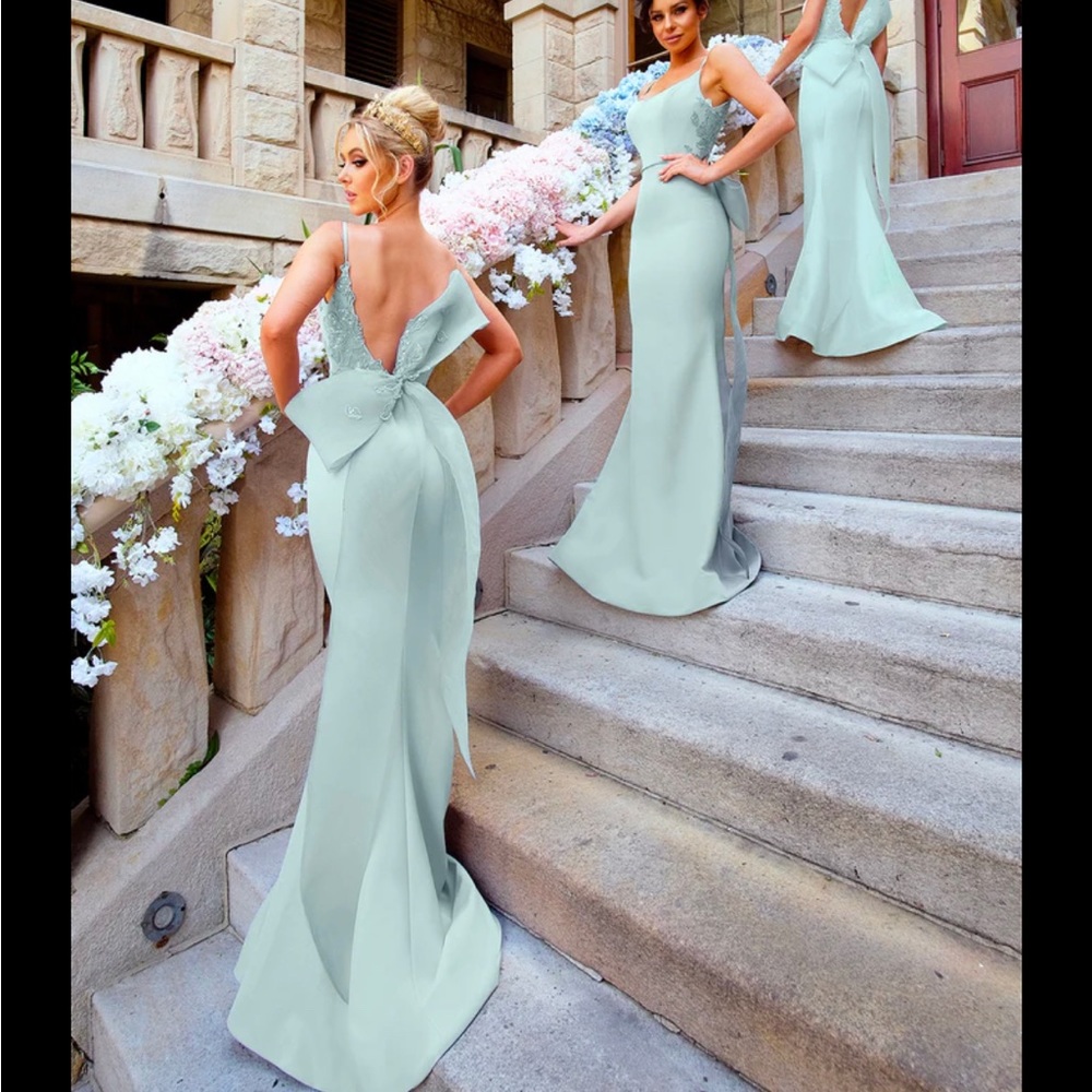 Like New. Worn Once. Beautiful size 8 green gown